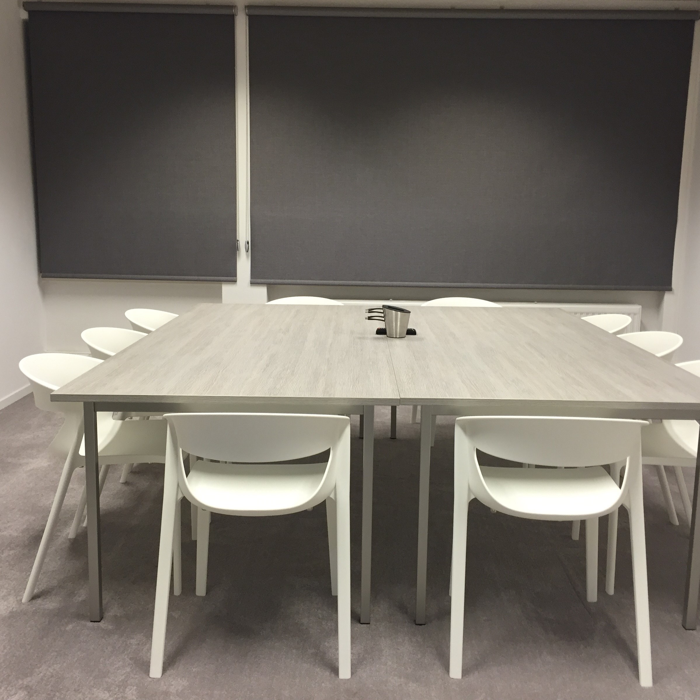 desk-table-floor-meeting-furniture-room-826360-pxhere.com